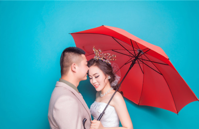 为什么结婚要打红伞 结婚出门为什么要打红伞 结婚一定要打红伞吗