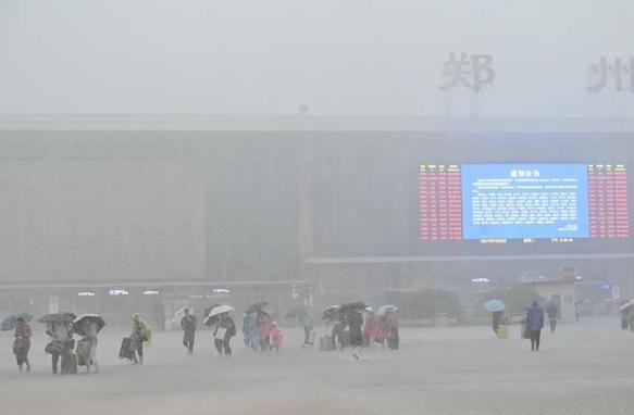 郑州地铁5号线生死营救 有人出现呼吸困难而晕倒