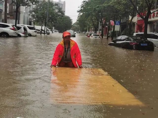 媒体问郑州暴雨灾情:谁为地铁喊停? 积水如何进入地铁5号线隧道?