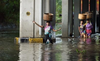 印度暴雨致近200人遇难 遭遇暴雨天气怎么办