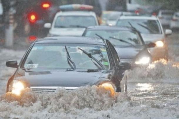 被郑州暴雨淹没的车 后来都怎样了 下暴雨车被淹时应该怎么做