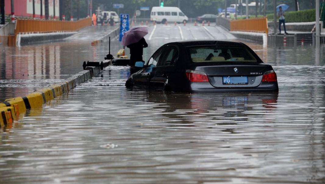 被郑州暴雨淹没的车 后来都怎样了 下暴雨车被淹时应该怎么做