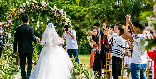 婚礼上离婚的人能来吗 离婚了的人可以参加婚礼吗 离婚的女人参加婚礼有什么忌讳的吗