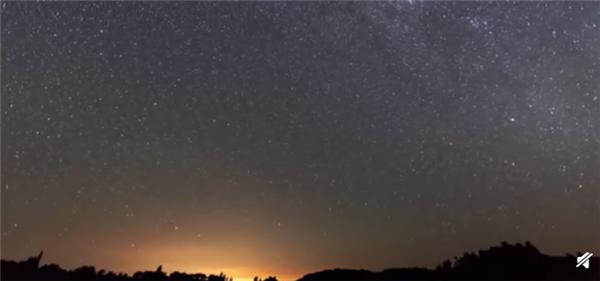 40秒回顾英仙座流星雨划过天际 英仙座流星雨代表什么