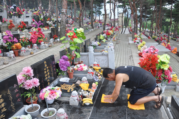 去世第一年中元节上坟吗 去世第一年为什么不能上坟