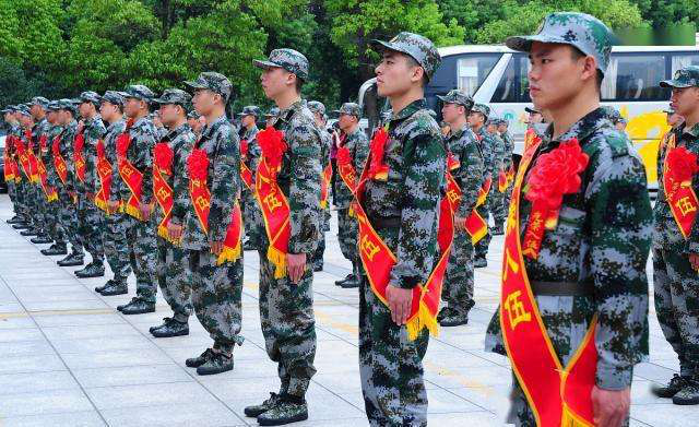 义务兵两年期间能回家吗 义务兵服现役的期限为几年 义务兵工资多少钱一月2021