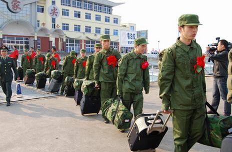 义务兵两年期间能回家吗 义务兵服现役的期限为几年 义务兵工资多少钱一月2021