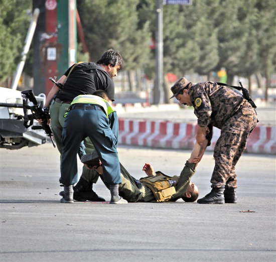 喀布尔机场附近爆炸造成重大伤亡 喀布尔机场爆炸 拜登 或向阿增兵