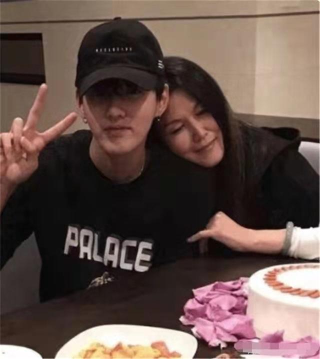 吴亦凡的老婆照片结婚照 吴亦凡老婆清华 吴亦凡老婆叫什么名字