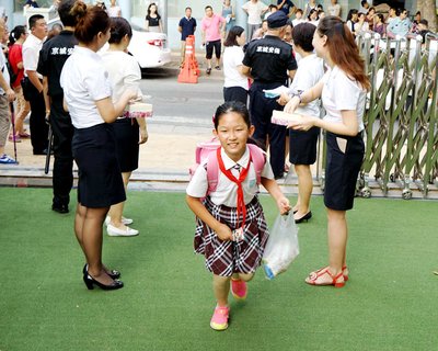 开学第一天新生家长贴墙暗中观察 开学第一天应该怎么做 小学新生不想上学怎么办