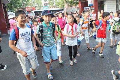 开学第一天新生家长贴墙暗中观察 开学第一天应该怎么做 小学新生不想上学怎么办