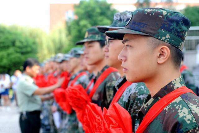 2021年5年兵回来一共能拿多少钱 5年兵役退伍能拿多少钱 当兵五年退伍费50万是真的吗