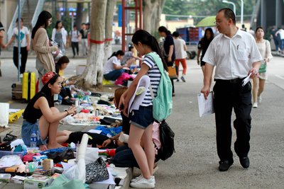 国庆节摆摊卖什么最火 国庆节摆摊卖什么赚钱 国庆节摆地摊卖什么最赚钱而且很受欢迎国庆节