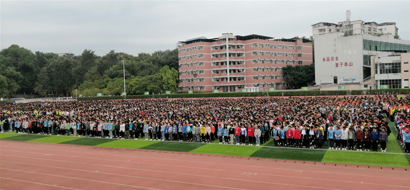 泸县一中学学生操场紧急避险 四川多地电视弹窗地震倒计时