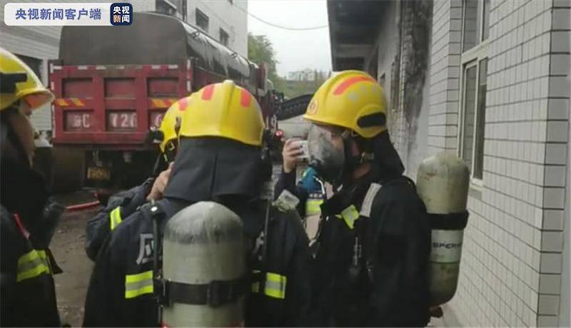 地震致泸州一酒企200余吨白酒泄漏 担心存在爆炸风险 消防员持续稀释