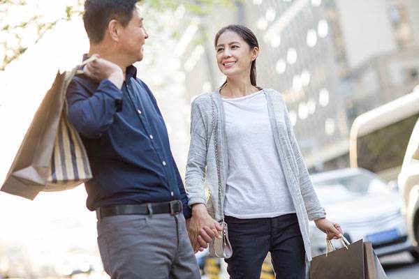 男生陪女生逛街时都在想什么 女生为什么喜欢逛街