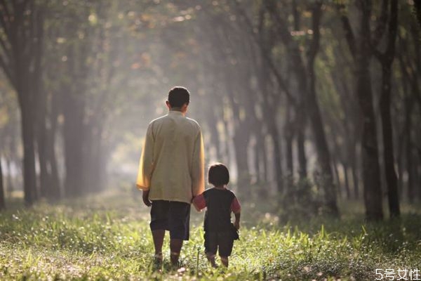 照顾孩子是妻子一个人义务吗 父亲应不应该照顾孩子呢