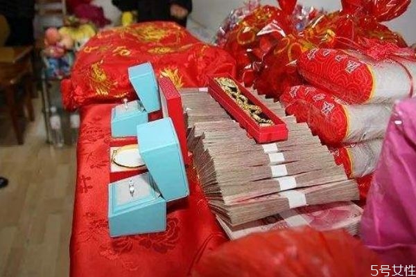 结婚三金什么时候给女方 结婚为什么要送三金