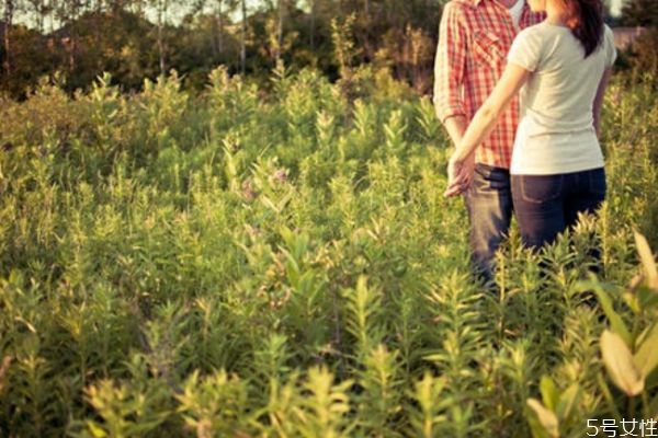 夫妻怎样聊天增进感情 分居两地夫妻聊天技巧