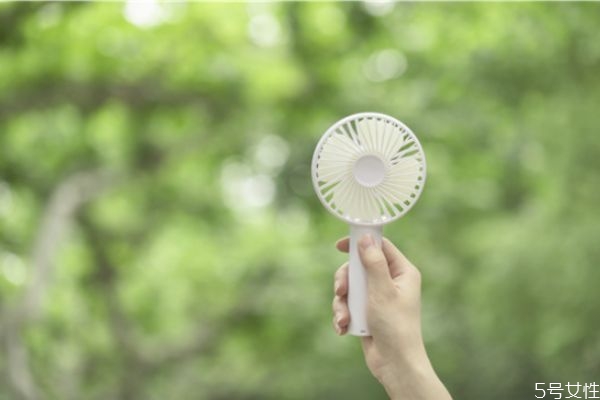 长期分居后女人出轨的表现 女人精神出轨会有哪些表现